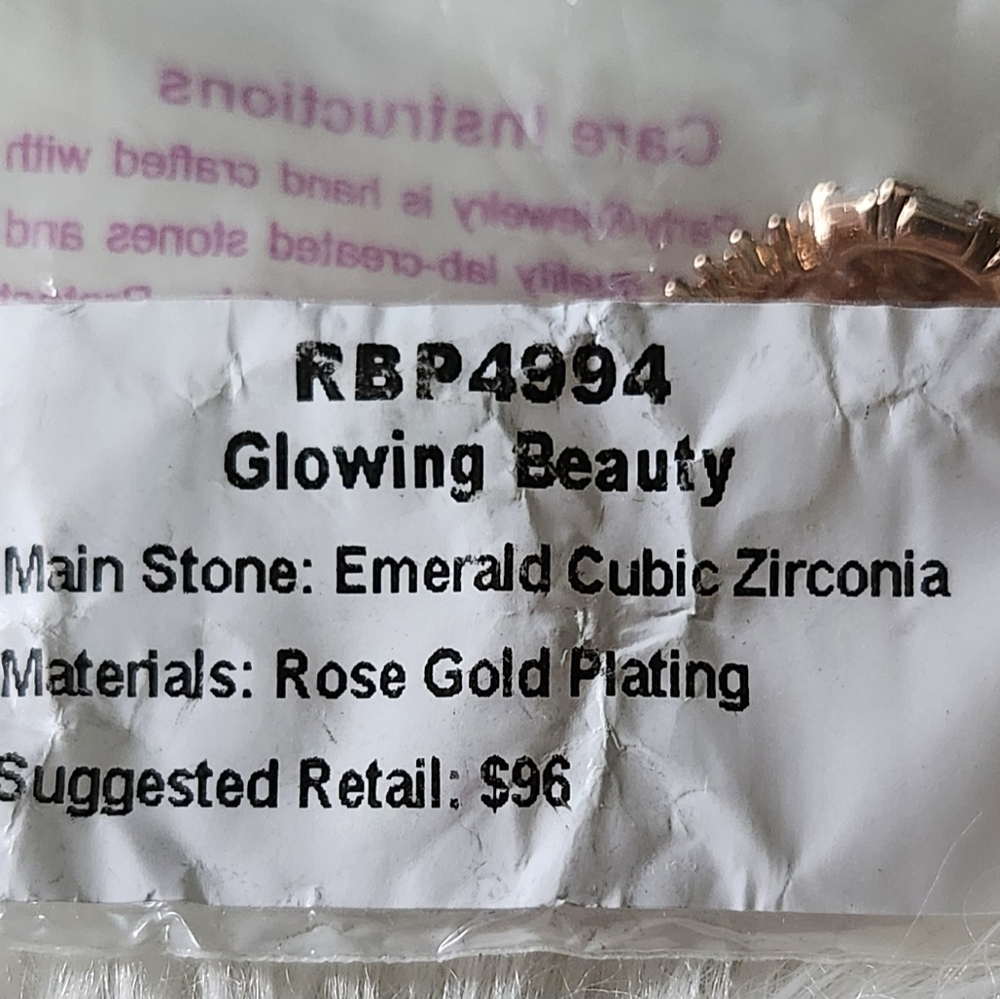 Size 8 Ring Emerald Cubic Zirconia Rose Gold (Matching necklace available) - Picture 4 of 4